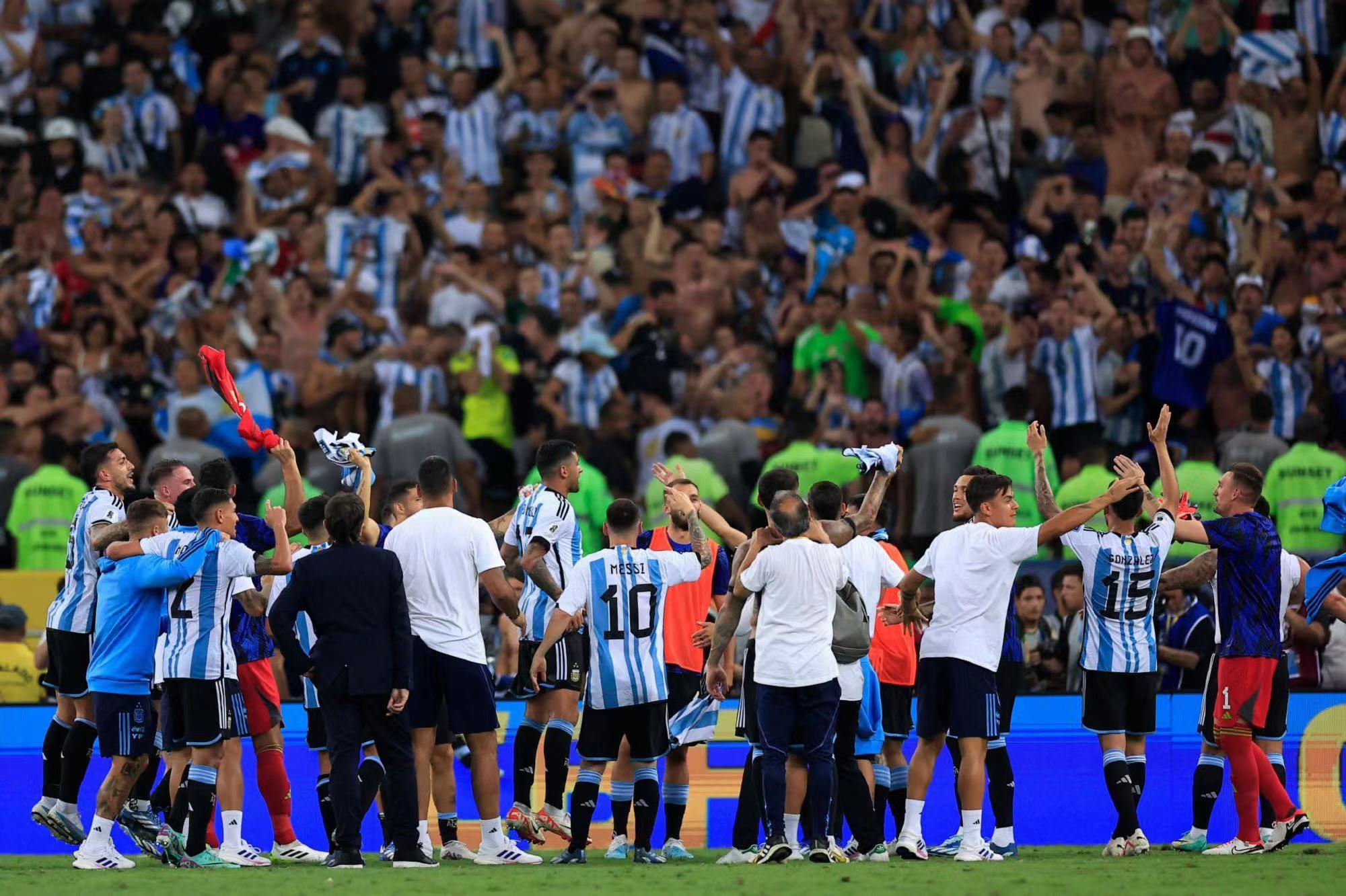 巴西阿根廷球迷冲突梅西离场 梅西等人翻越广告牌劝球迷打架