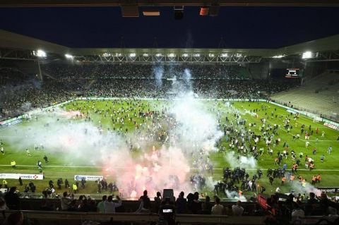 法甲十冠王圣埃蒂安降级 球迷冲入场内引发球场骚乱