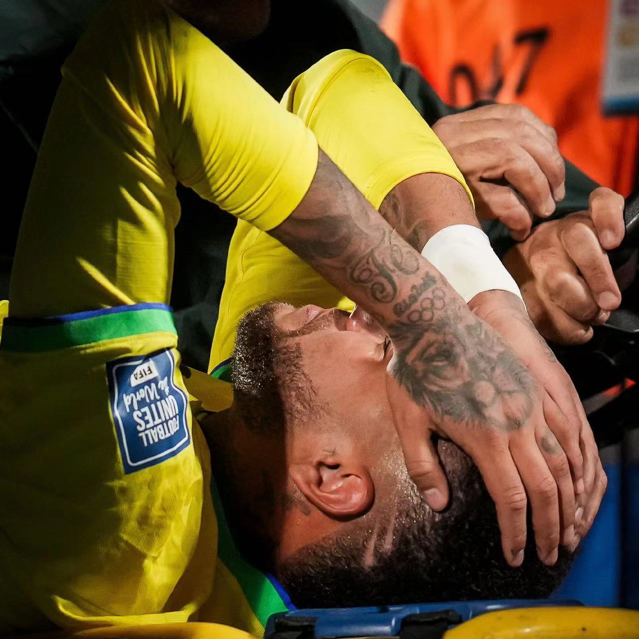 内马尔最新伤情 左膝扭伤泪洒球场将进一步检查
