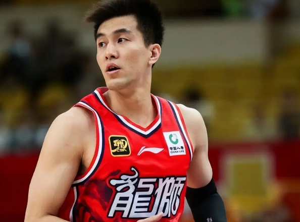 谁把郭艾伦眼睛弄伤了 一场训练赛队友意外导致