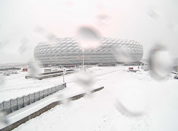 拜仁主场安联球场完全被白雪覆盖，今晚拜仁vs柏林联比赛延期