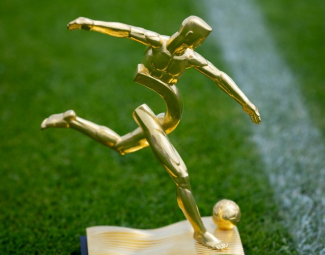 欧洲杯金靴奖杯：底座刻有各球队名字，奖杯是球员的射门动作