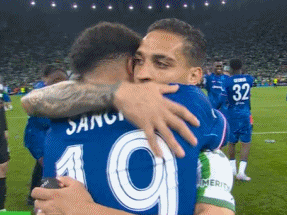 安东尼和桑乔赛后紧紧抱在一起，交谈好一会儿