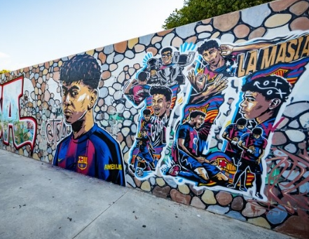 官方：18岁亚马尔正式完成续约，下赛季穿巴萨10号