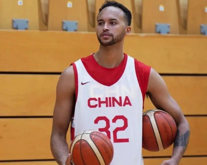 中国首位归化球员李凯尔国籍变更 NBA官网更新为美国籍
