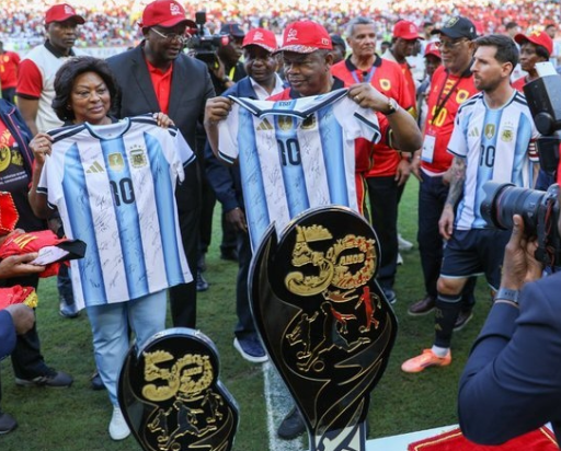 梅西赛前将球衣赠予安哥拉总统，总统回赠他一座纪念奖杯