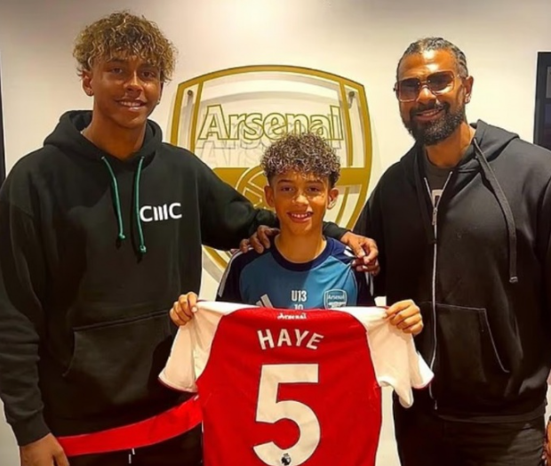 邮报：前英国拳王海耶的11岁儿子金斯顿加盟阿森纳青训