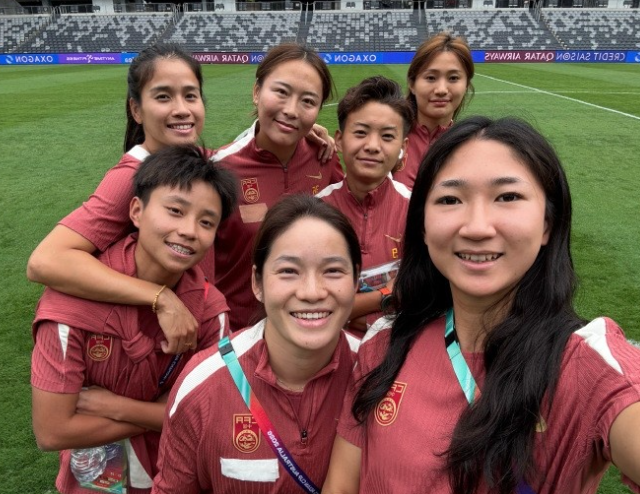 中国女足亚洲杯首战在即，王霜社媒晒合影：一起来为中国女足加油
