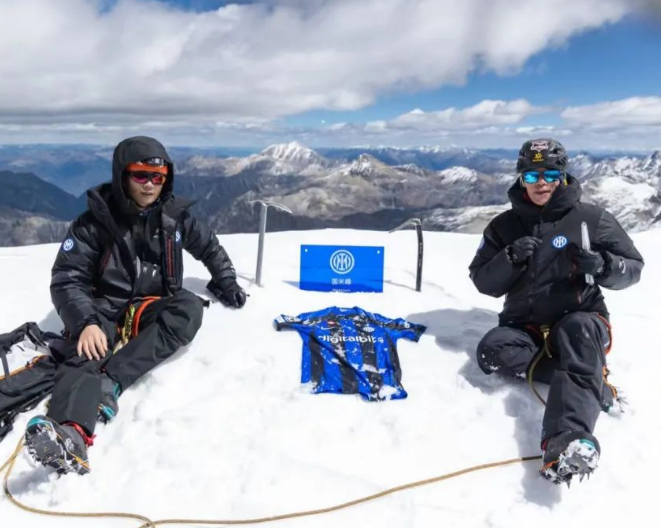 两名蓝黑球迷登上四川5500米未登峰，将其命名为“国米峰”