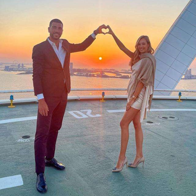 前山东鲁能外援佩莱罕见亮相，但他的美艳前妻瓦尔加却已不在身旁