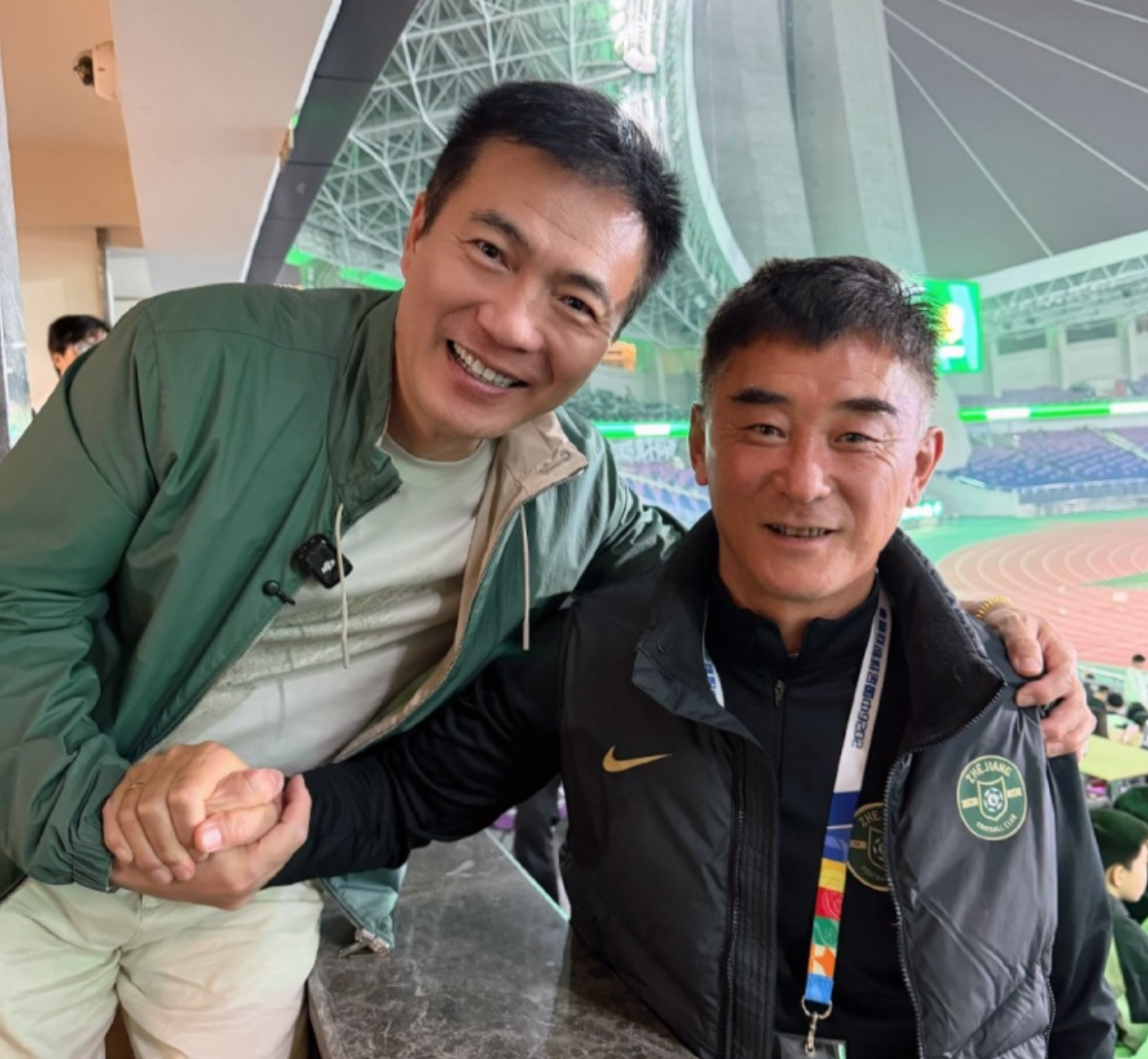 黄健翔晒与邵佳一合影：佳一每周末要看联赛考察球员，明天去大连