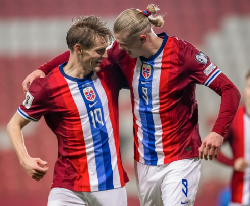 4.5万挪威球迷聚集庆祝，厄德高作为压轴嘉宾登场