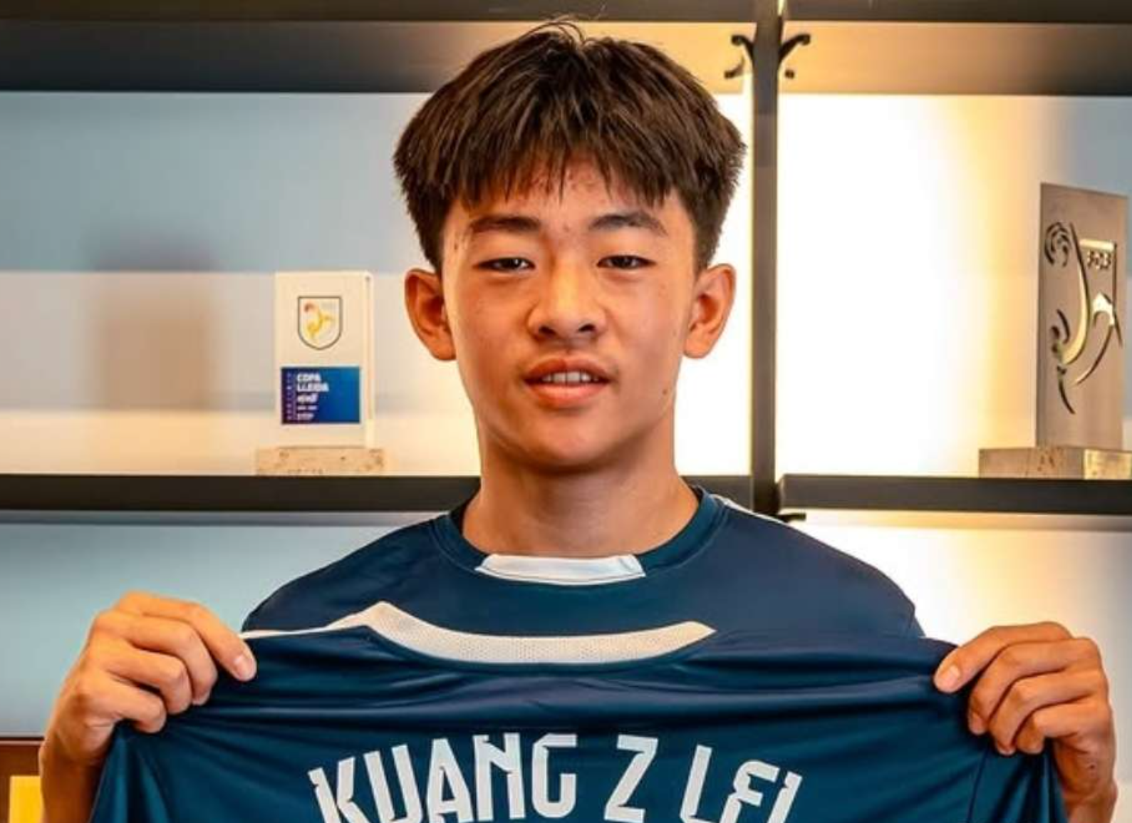 记者：16岁的邝兆镭创造历史，成海牛队史中超最年轻登场球员