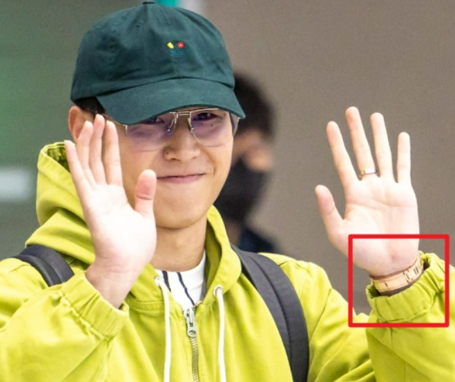 李刚仁昨日回国，戴着一款售价6000多万韩元的劳力士手表