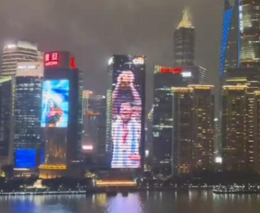 上海黄浦江畔城市之窗为阿根廷亮灯，纪念世界杯夺冠一周年