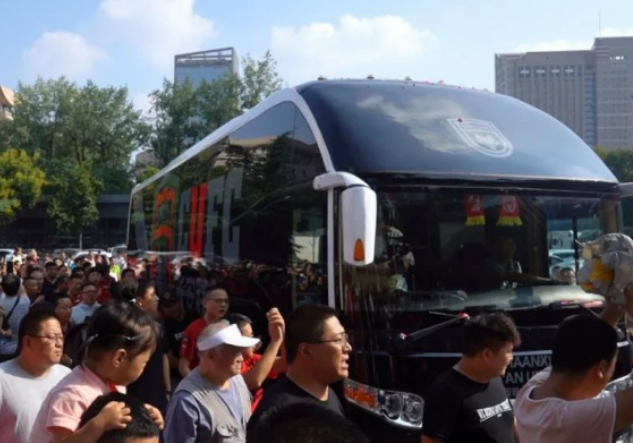 西北狼江浙沪球迷会捐赠的大巴车已送抵陕西长安联合俱乐部