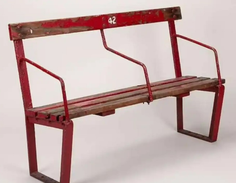 一张老特拉福德球场座椅被拍出，成交价达49600英镑