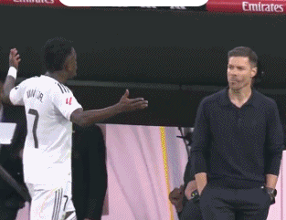 阿隆索让人告知维尼修斯，若不从更衣室回来以后将更少上场