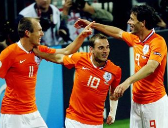 解说员：荷兰以前头重脚轻，现在防线一流锋线靠德佩苦苦支撑