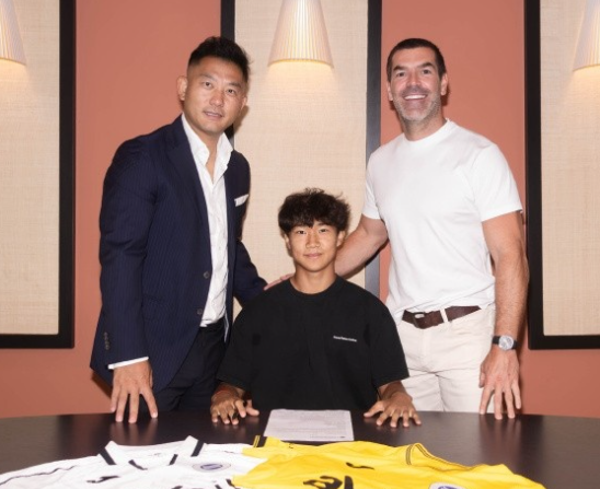 官方：19岁小将刘昊雨加盟加泰二级联赛球队国际巴塞罗那