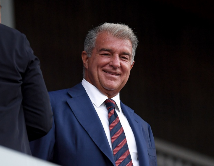 每体：多位巴萨主席候选人在诺坎普收集签名，拉波尔塔人气最旺