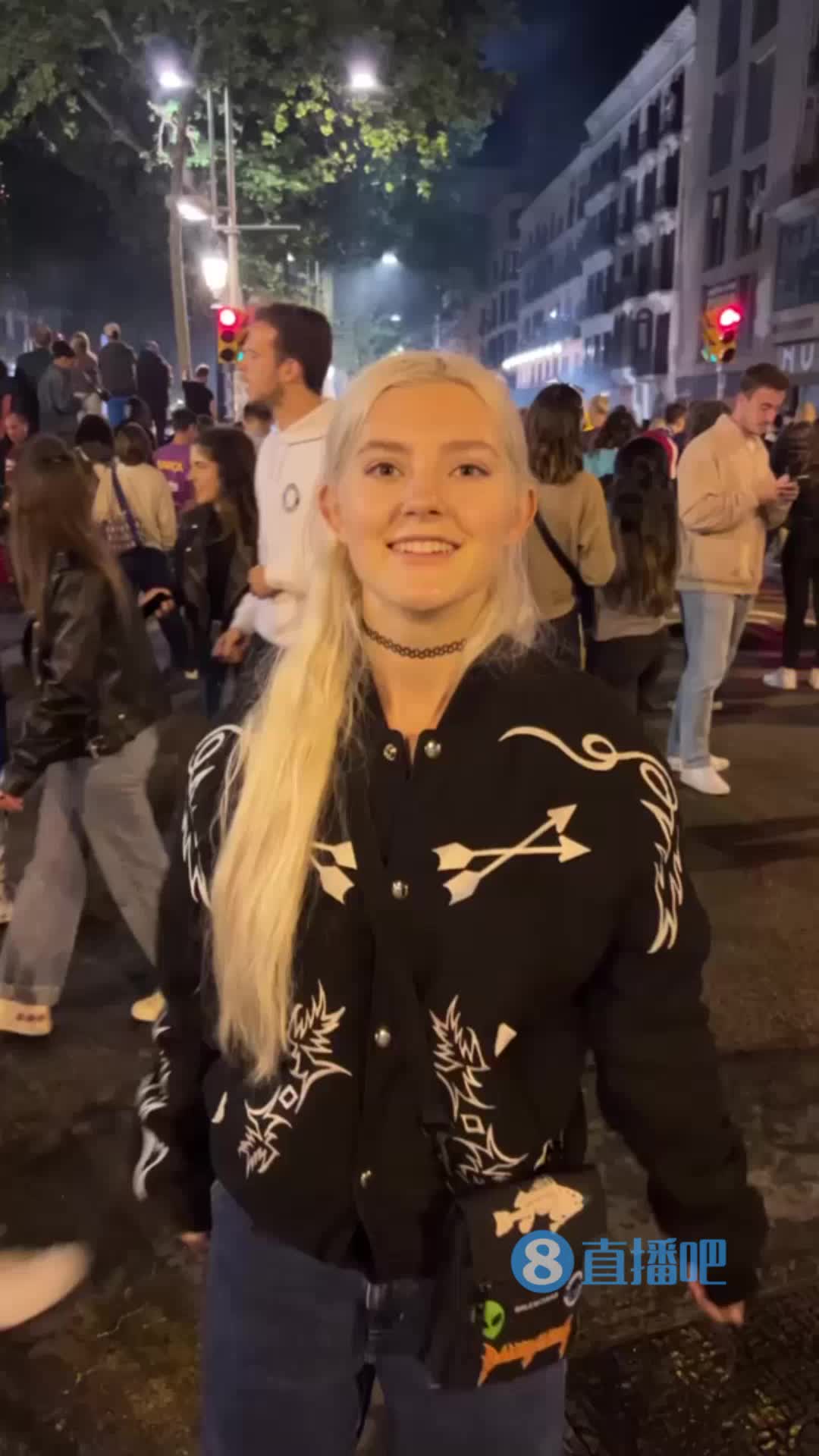 狂喊梅西！俄罗斯成人女星在巴塞罗那庆祝夺冠-24VS直播