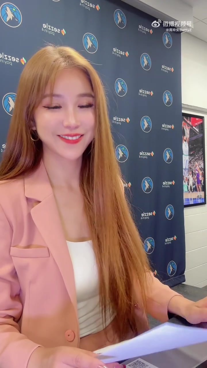 周玲安今日采访Vlog，这头黄发看上去还是不习惯呀-24VS直播