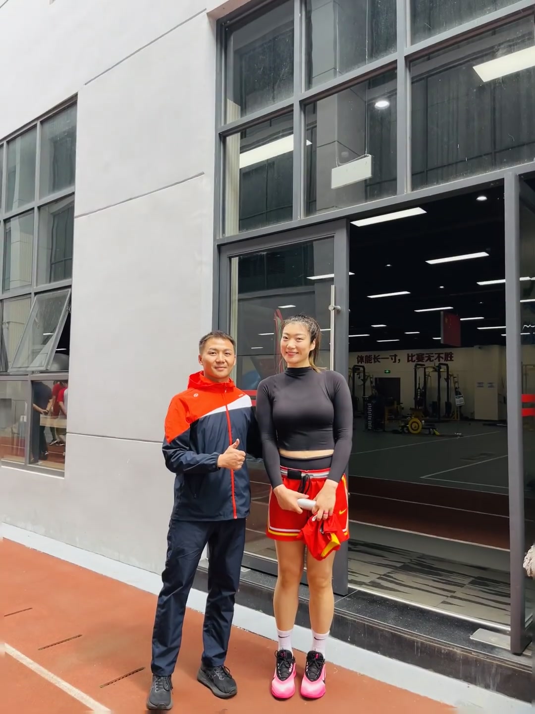 网友偶遇李梦并晒出合影：中国女篮李梦，人美心善。-24VS直播